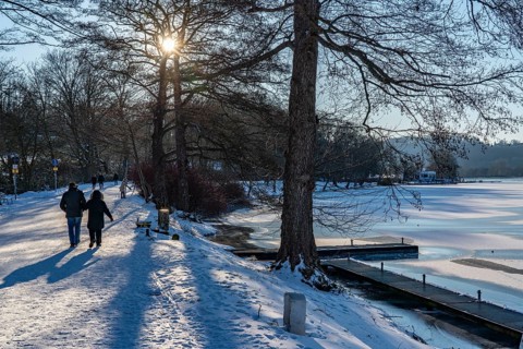 Winter in the Ruhr area, Lake Baldeney, snow-covered, partly frozen lake, lakeside path, Essen,