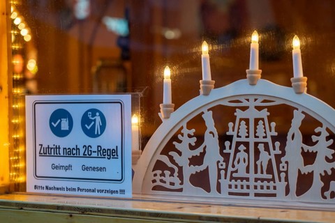 Christmas market in the city centre, Königsstrasse, during the fourth Corona wave, 2G regulation,