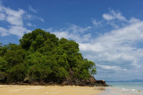 Lonely beach on Koh Yao Noi, beach holiday, beach landscape, rocks, forest, rainforest, sea, dream