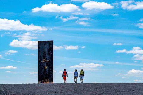 Hiker, Spaziergänger, sculpture by Richard Serra, Bramme for the Ruhr area on the Schurenbach spoil