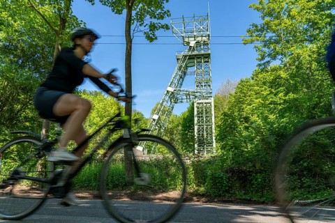 Cycling along the Ruhr, on Lake Baldeney in Essen, headframe of the former Carl Funke colliery,