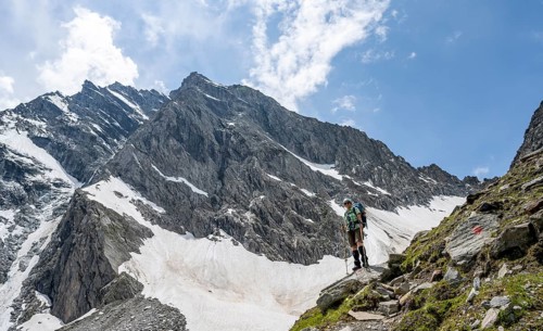 Mountaineer in front of rocky mountains, summit KLeiner Mörchner, descent from the Nördliche