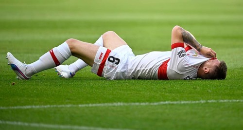 Angelo Stiller VfB Stuttgart (06) injured, injury, on the ground, MHPArena, MHP Arena Stuttgart,