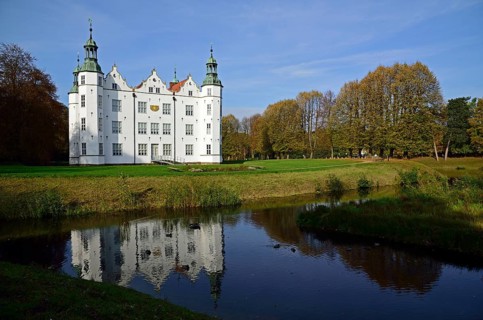 Europe, Germany, Schleswig-Holstein, Ahrensburg, moated castle Ahrensburg, autumn, front facade,