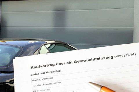 Symbolic image: Purchase contract with car key