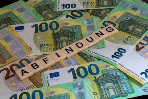 Symbolic image of severance pay: Letters on euro notes show the word severance pay
