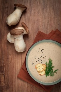 Mushroom cream soup, with dill and bruschetta, mushroom eringi