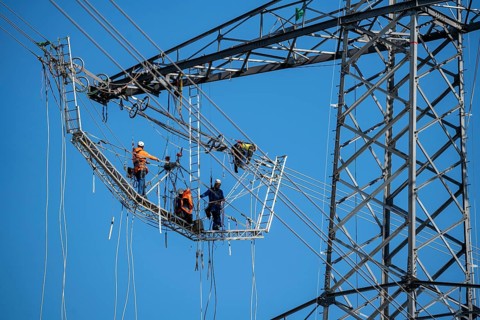 New construction of a 380 kV extra-high-voltage overhead line, with 23 pylons over a length of 7.5