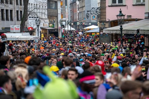 Rose Monday parade in Düsseldorf, after the parade thousands of people in the old town, in the