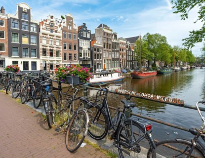 Bicycles on Herenstraat & Prinsenstraat Canal Bridge, Keizersgracht, Negen Straatjes, Amsterdam,