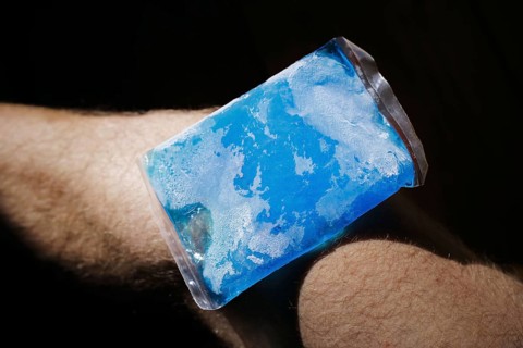 Symbol photo on the subject of cooling for joint pain. A cooling pad lies on a knee joint and cools