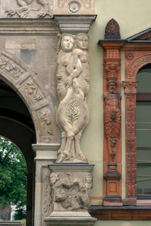 Figures at the entrance portal of the former Fürstenhof, now the district court, Vor dem Fürstenhof
