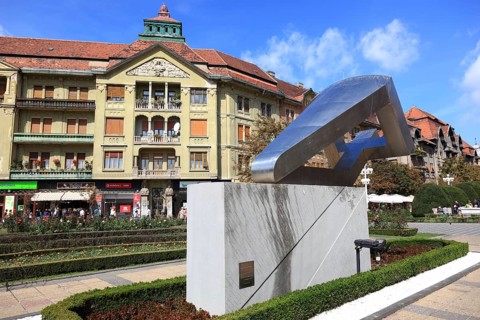 Houses on Piata Victorei, in front of the memorial commemorating the revolution of December 1989,