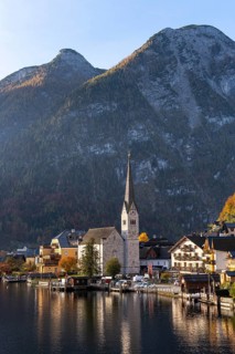 View of Hallstatt and Lake Hallstatt as well as the surrounding mountains. In the morning in autumn