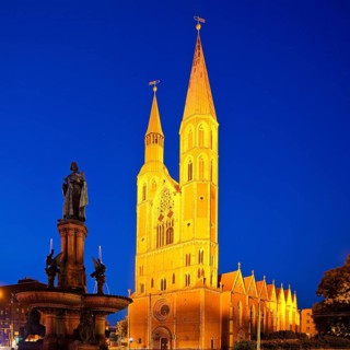 Henry's Fountain in honour of Henry the Lion in the evening in front of St. Catherine's Church,
