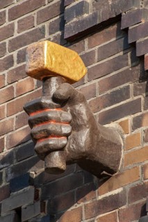 Golden Hammer, Sprinkenhof, ceramics, clinker sculpture, Ludwig Kunstmann, listed building,