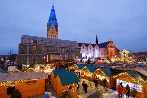 Christmas market stalls at the market, behind the Diocesan Museum and Paderborn Cathedral, Blue