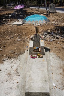 Grave in a cemetery with umbrella and offerings, Hindu, Hindu, world religion, religion, death,