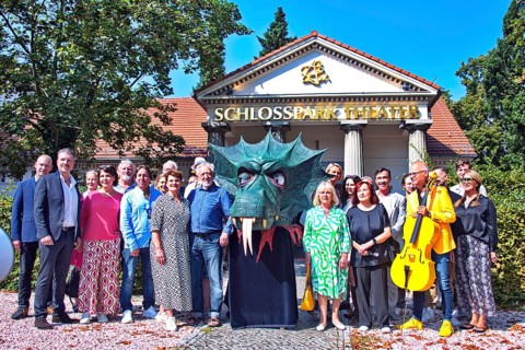 All actors, directors, artistic directors, including Hardy Krüger, Janina Hartwig, Dieter Landuris,