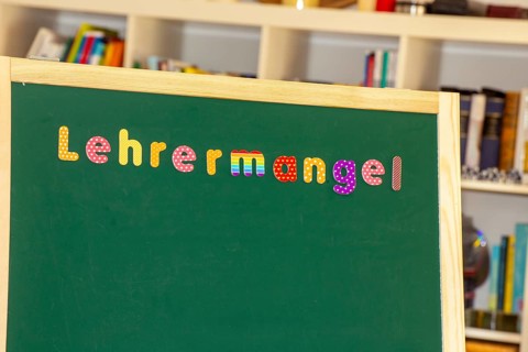 School blackboard with the inscription teacher shortage (symbolic image)