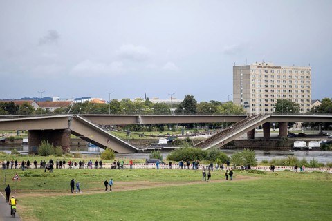 Partial collapse of the Carola Bridge in Dresden, seen from the Königsufer, 11/09/2024