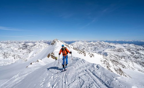Ski tourers on a mountain ridge, summit of Monte Cevedale, mountain panorama, southern Zufallspitze