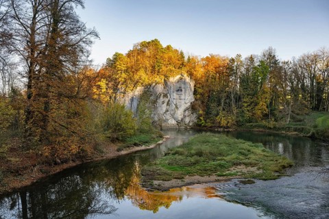 The 29 metre high Amalienfelsen, also known as Blaufelsen, above the Danube with an inscription in