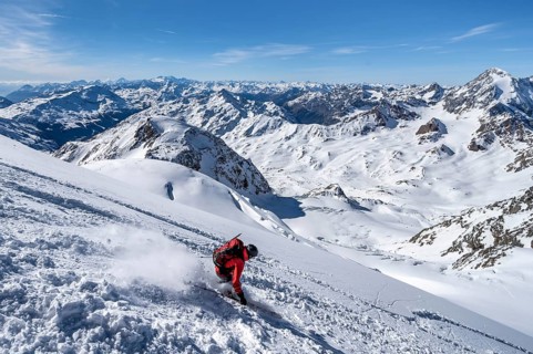 Ski tourers descending from the summit of Monte Cevedale on the Zufallferner, mountain panorama,