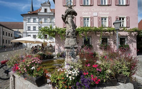 Goldene Krone inn with Marienbrunnen fountain, market square, Iphofen, Lower Franconia, Bavaria,