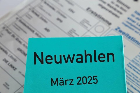 Symbolic image of new elections in Germany: Paper with the inscription NEUWAHLEN MÄRZ 2025 in front