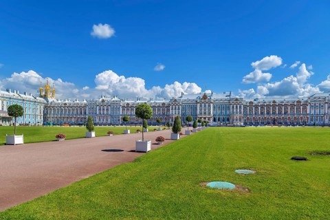 Catherine Palace is a Rococo palace located in the town of Tsarskoye Selo (Pushkin), 30 km south of