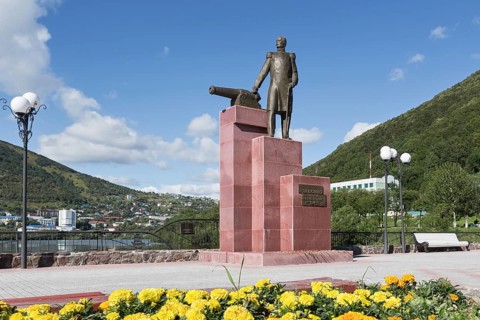 PETROPAVLOVSK-KAMCHATSKY, KAMCHATKA, RUSSIA, SEP 07, 2015: View of the monument to the first
