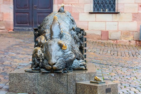 Nürnberg, Deutschland, 24. Dezember 2016: Kaninchenskulptur Der Hase, Hommage an Albrecht Dürer