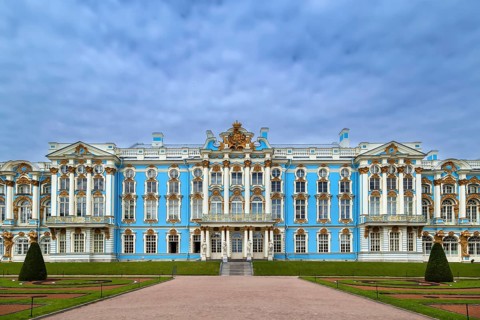 Catherine Palace is a Rococo palace located in the town of Tsarskoye Selo (Pushkin), 30 km south of
