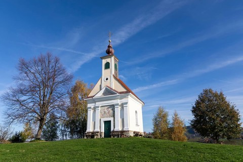 Autumn atmosphere with foliage colouring, Theresienkapelle, Mass Chapel Maria vom Guten Rat,