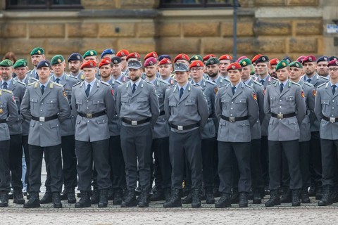 Public roll call of the Army Officers' School on Theatre Square: Bundeswehr honours and bids