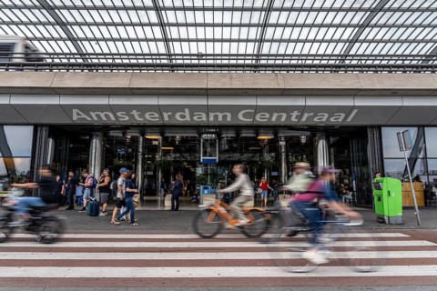 Cycle path, cycle motorway, on De Ruijterkade, at Amsterdam Centraal station, Amsterdam,