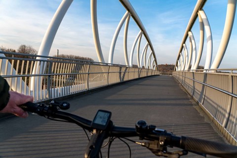 Bridge over the Datteln-Hamm Canal, for pedestrians and cyclists, Radbod spoil tip, spoil tip sign,