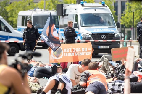 Last Generation activists with banner on Article 20A of the Basic Law = protecting life in front of