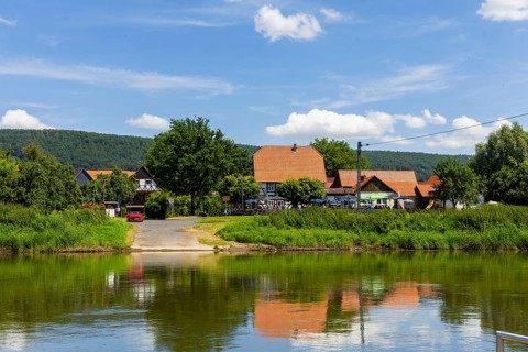 A small yaw rope ferry that transports vehicles quickly and reliably across the Weser from Hesse to