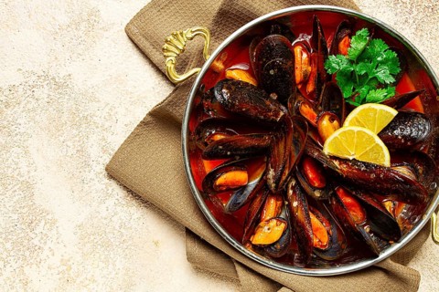 Mussels in tomato sauce, homemade, no people