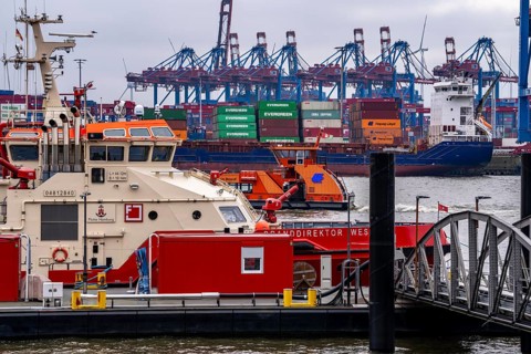 Port of Hamburg, HHLA Container Terminal Burchardkai, Athabaskakai, on the Elbe, fire brigade ship