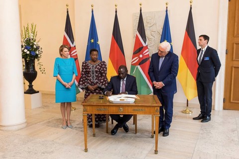 William Samoei Ruto (President of the Republic of Kenya) signing the guest book, behind him Elke