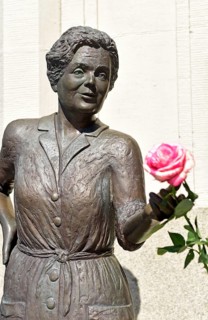 Europe, Germany, Northern Germany, Ohnsorgtheater, popular actress, life-size bronze statue of