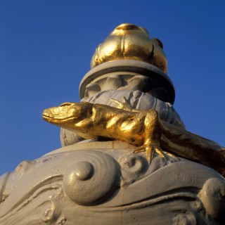 Goldene Eidechse am Pont Alexandre III, Paris, Frankreich