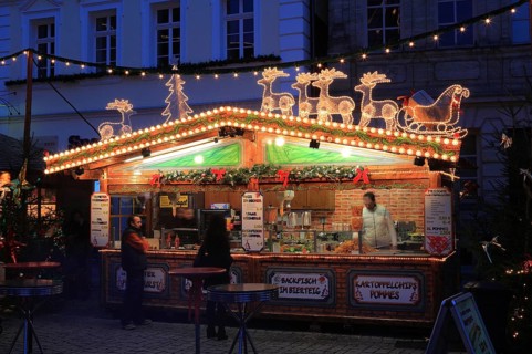 Sales stand, kiosk, Christmas market in Forchheim, Upper Franconia, Bavaria, Germany, Europe