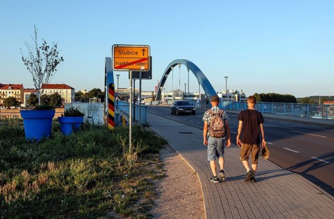 Pedestrians on the border bridge between Frankfurt/Oder and the Polish town of Slubice