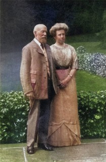 George Cadbury (1839-1922) with his woman Elizabeth in 1913 on the occasion of their silver wedding