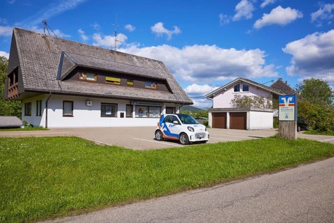 Volksbank Rhein-Wehra eG, branch with car park and car in the Innerlehen district, Bernau im Black