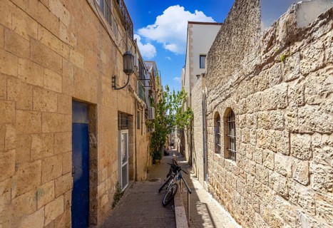 Israel, Jerusalem old narrow streets of Nahlaot historic neighborhood with many small synagogues,